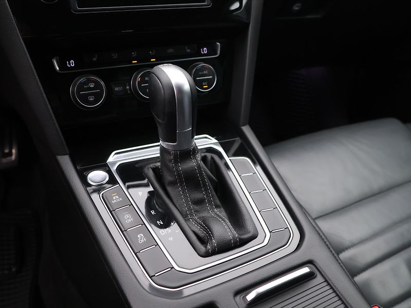 Volkswagen Passat 2,0 TDI 140kW DSG R-line CZ - fotka 19 z 27