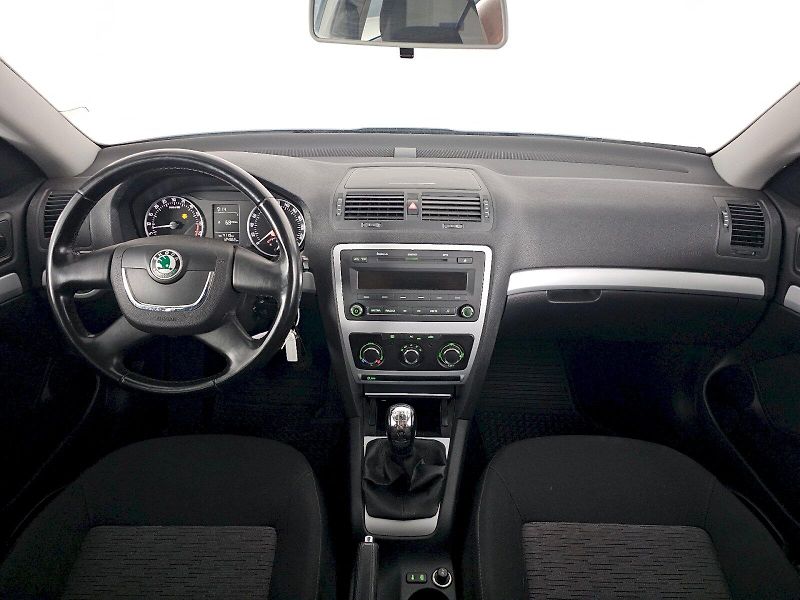 Škoda Octavia (2011) 1.6TDI 77kW Ambiente plus - fotka 8 z 20