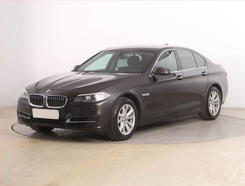 BMW Řada 5 (2016) 520d xDrive, 4X4, Automat - fotka 2 z 20