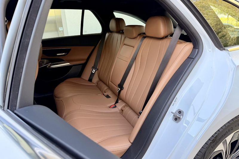 Mercedes-Benz Třídy E (2024) E 300de 4Matic  - fotka 25 z 68
