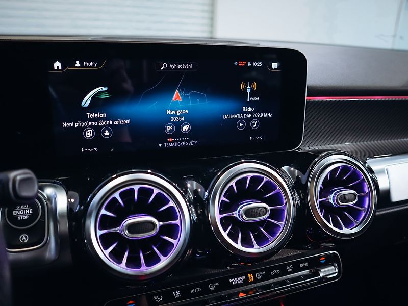 Mercedes-Benz GLB 250 4MATIC AMG - fotka 11 z 25