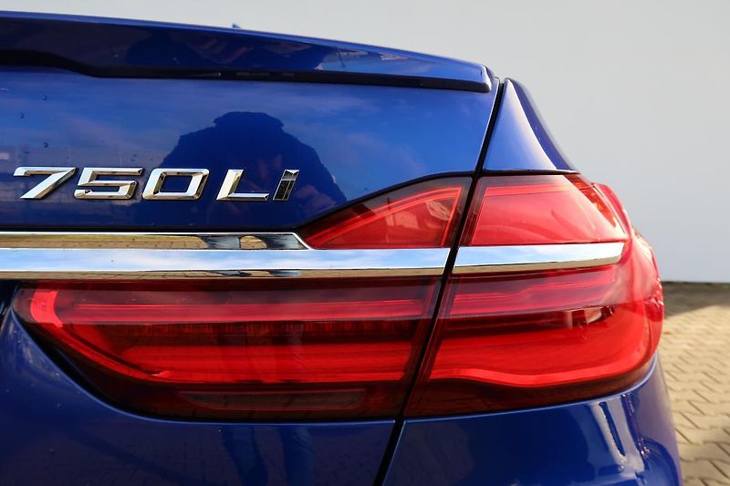 BMW Řada 7 750Li xDrive - fotka 17 z 18