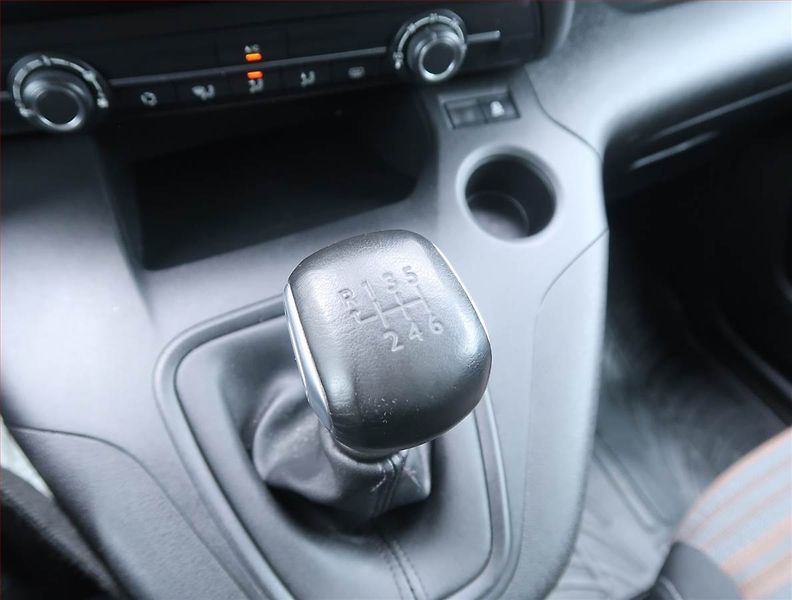 Opel Combo (2019) 1.2 Turbo, 5Míst, ČR - fotka 13 z 15