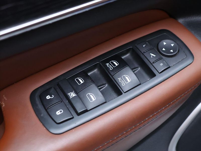 Jeep Grand Cherokee 3,0 CRDI 184kW Summit 4x4 CZ - fotka 18 z 43