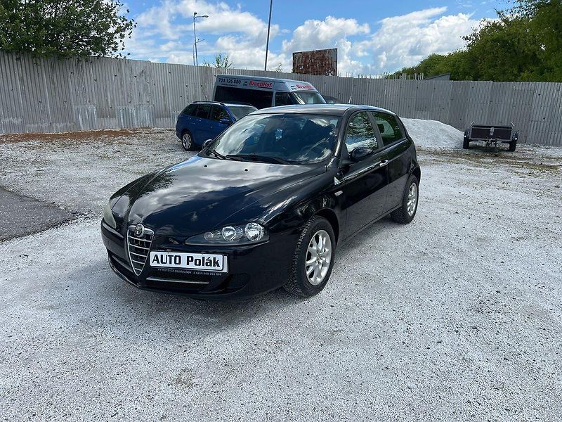 Alfa Romeo 147 1,6 16 V - fotka 10 z 15