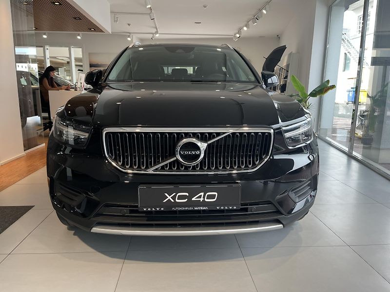 Volvo XC40 (2024) D3 AWD MOMENTUM - fotka 2 z 15