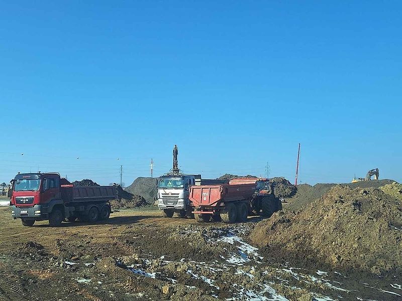 Hrubé práce na úseku dálnice D35 ze Sadové do hradeckých Plotišť pokračují. Zároveň se pracuje na pilotovém založení mostu u Sadové.