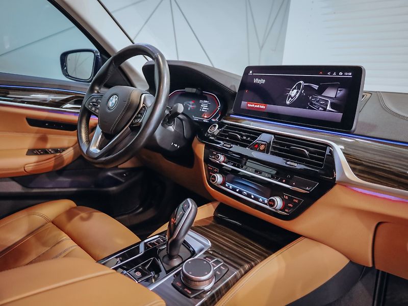 BMW Řada 5 530d xDrive 210 kW - fotka 19 z 28