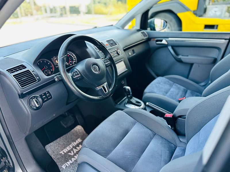 Volkswagen Touran (2011) 1.4TSi DSG 103kW NAVI - fotka 7 z 14