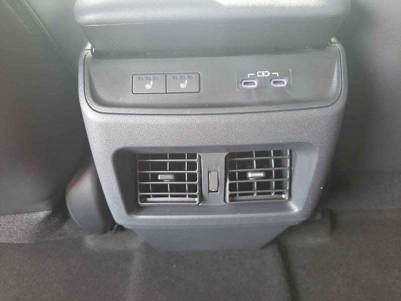 Subaru Uncharted (2026) Executive 77 kWh AWD 252 kW - fotka 32 z 55