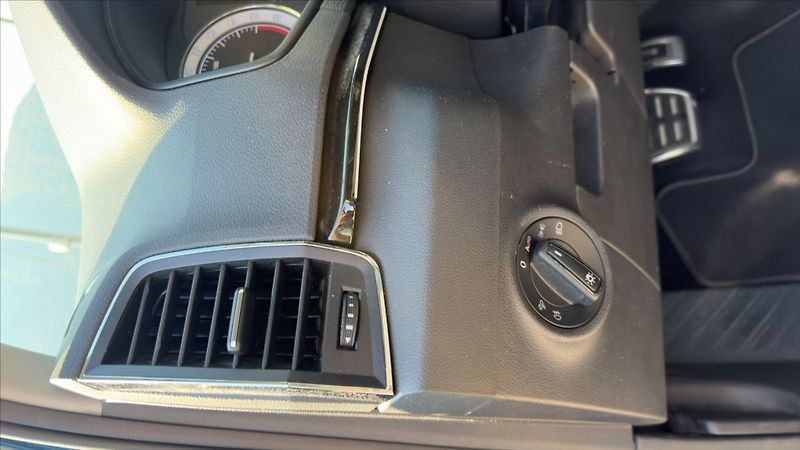 Škoda Karoq 2,0 TDi 110kw DSG 4x4 LED DPH - fotka 18 z 20