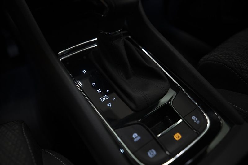 Škoda Karoq 2,0 TDI DSG KEYLESS VÝHŘEV ČR - fotka 26 z 38