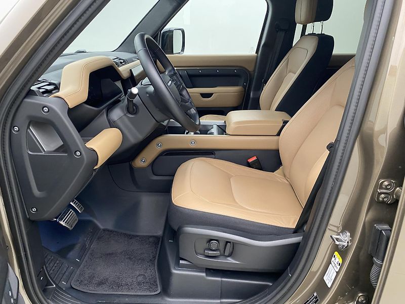 Land Rover Defender 110 D300 X-DYNAMIC AWD AUT CZ - fotka 3 z 49