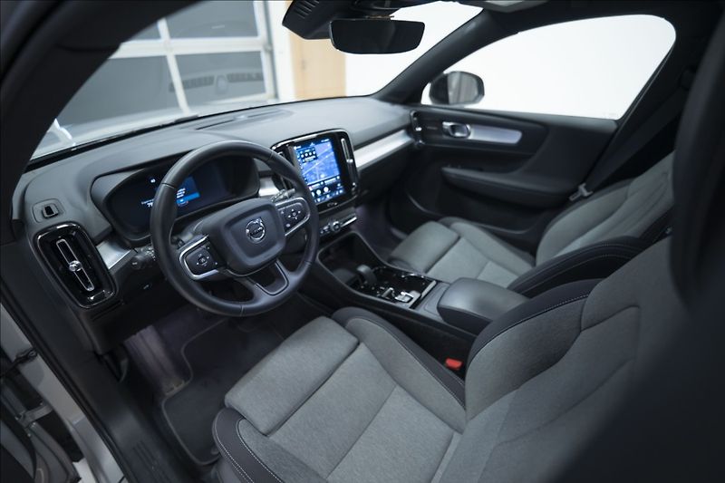 Volvo XC40 2,0 B3 NAVI KAMERA 360° TAŽNÉ - fotka 15 z 38