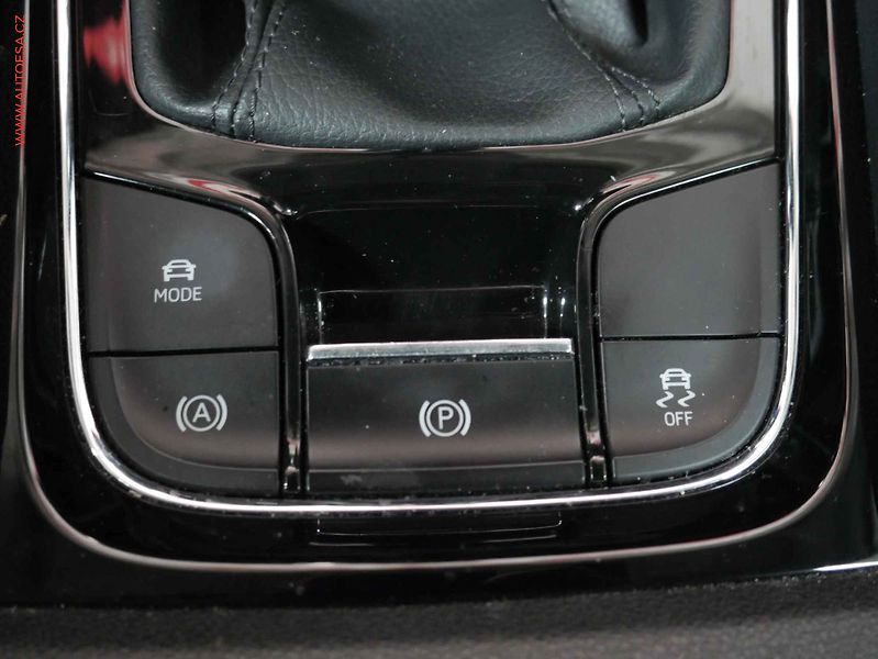 Škoda Karoq (2019) 1.6 TDi, Style, LED, navi - fotka 20 z 23