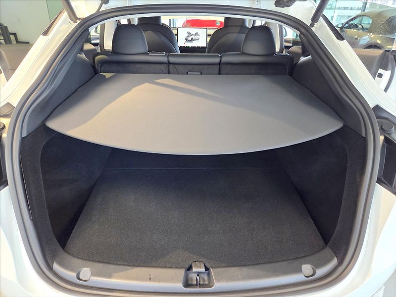Tesla Model Y Performance 393kW Tov.Zár. 1.m - fotka 13 z 19