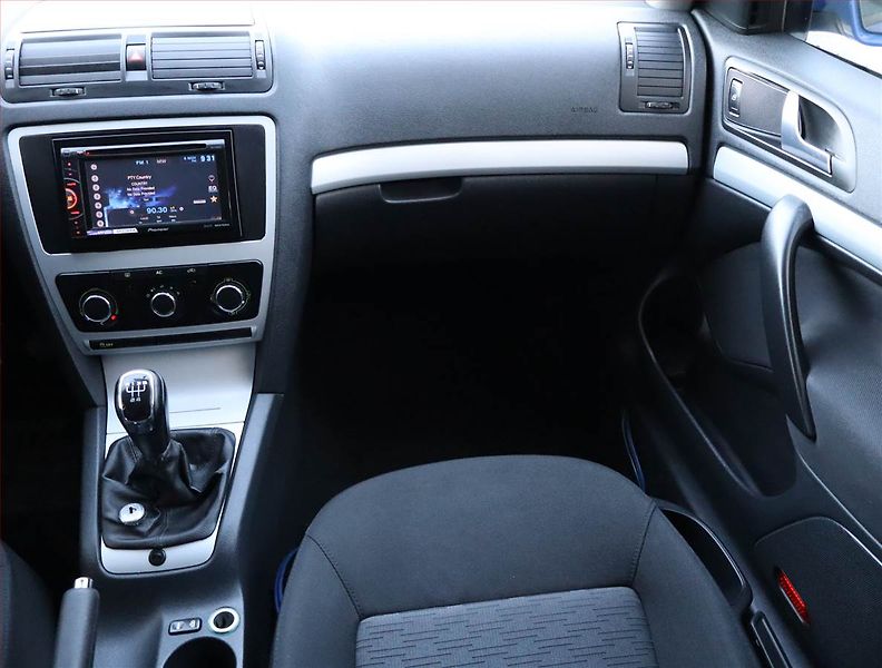 Škoda Octavia (2010) Ambiente 1.6 TDI, po STK - fotka 8 z 19