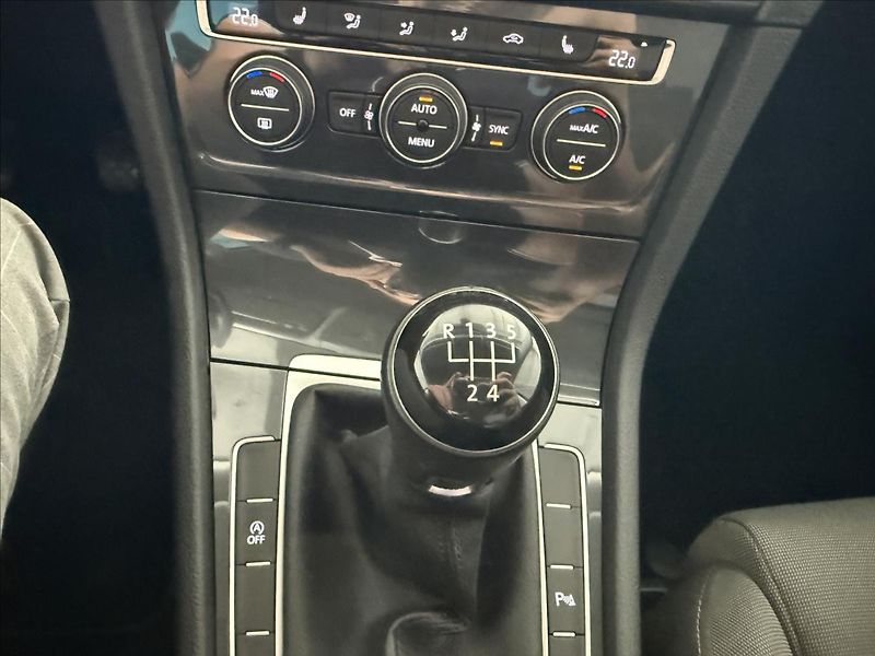 Volkswagen Golf 1,6   TDI 85kW,1.MAJ,SERVISKA - fotka 22 z 28