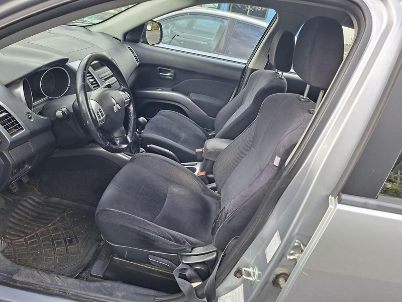 Mitsubishi Outlander (2008) 2.0 DI D 4X4 TZ - fotka 10 z 14