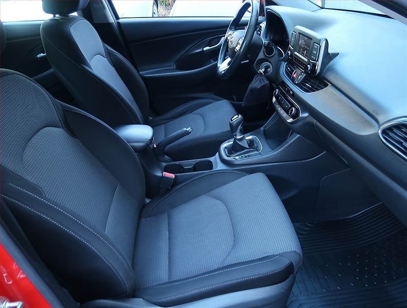 Hyundai i30 (2018) 1.6 CRDi, Tempomat - fotka 9 z 16