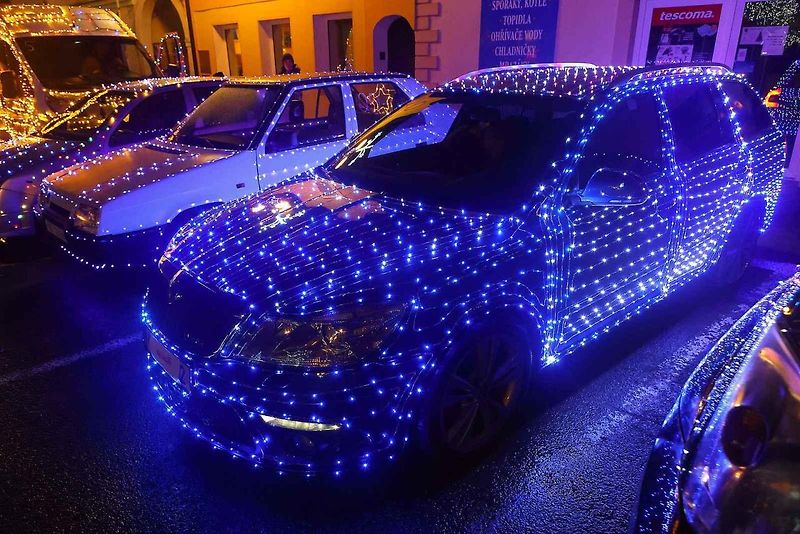 Auta svítící jako vánoční stromečky projela jižním Plzeňskem pro dobrou věc.