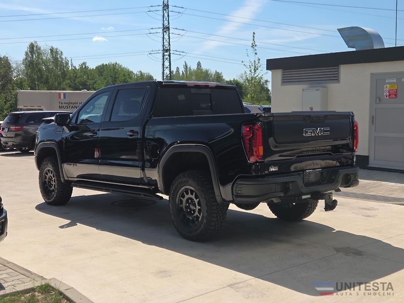 GMC Sierra (2026) GMC AT4-X AEV  6,2L V8 - fotka 6 z 13