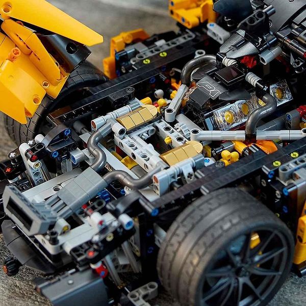 Replika McLarenu P1 v reálné velikosti se skládá z 342 817 dílků, váží přibližně 1220 kilogramů.