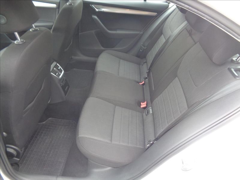 Škoda Octavia 1,6 - fotka 15 z 19