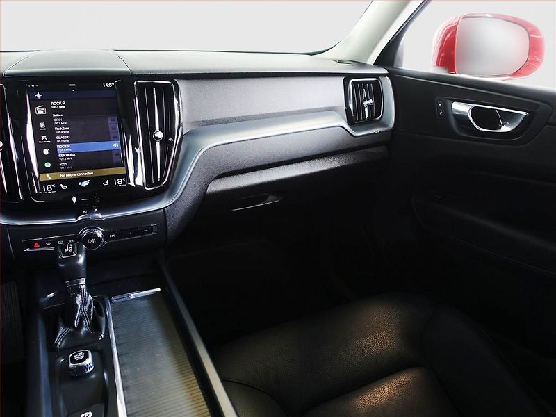 Volvo XC60 (2018) Momentum D4 AWD, 4x4, AUTOMAT - fotka 8 z 23