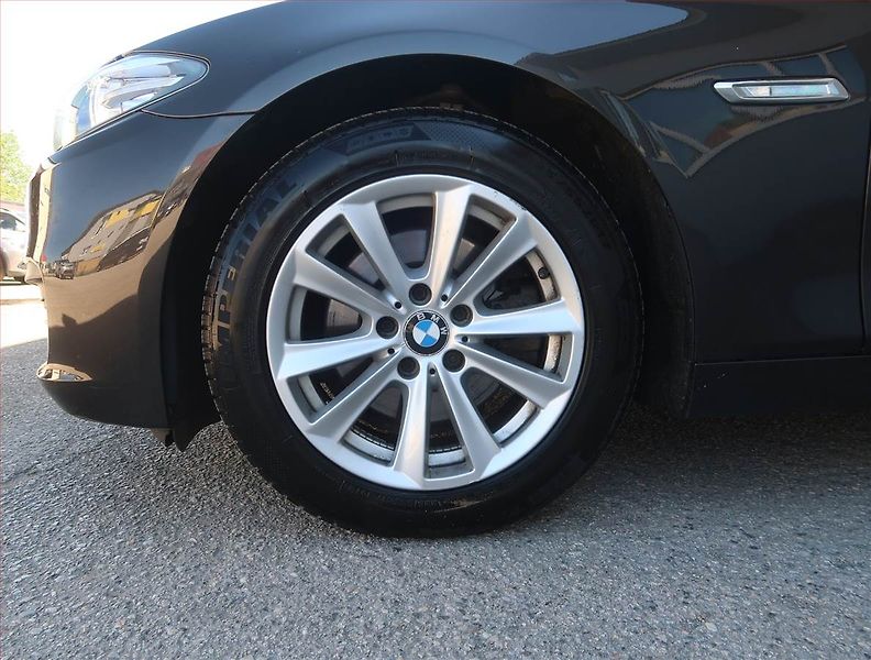 BMW Řada 5 (2016) 520d xDrive, 4X4, Automat - fotka 15 z 20