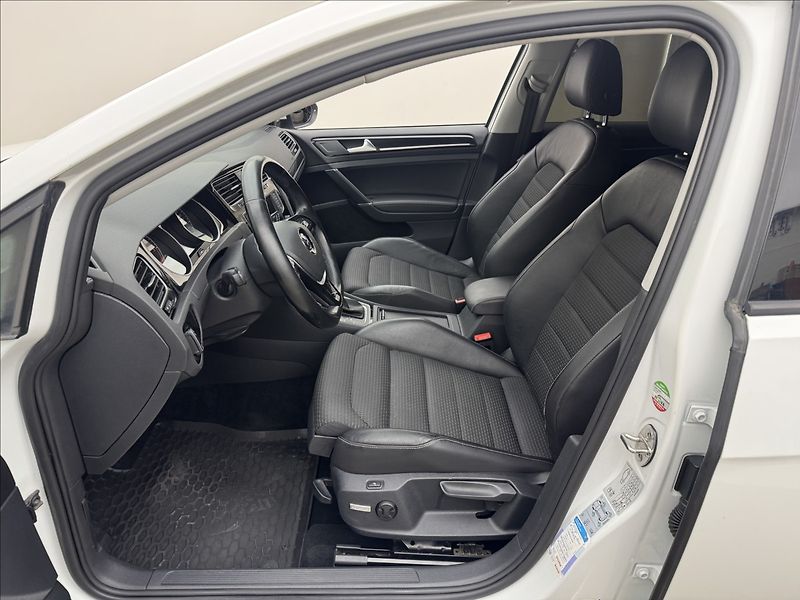 Volkswagen Golf 1,6 DSG DPH HIGHLINE 2XKOLA ČR - fotka 32 z 41
