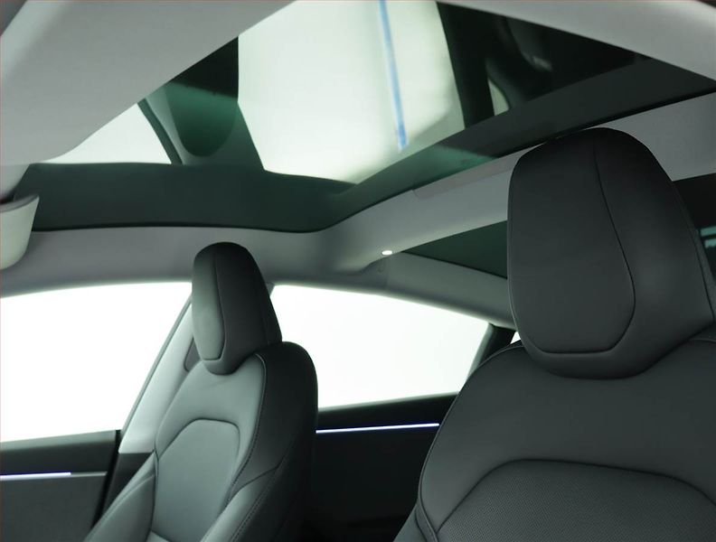 Tesla Model 3 (2023) Standard Range LFP, SoH 96% - fotka 19 z 22