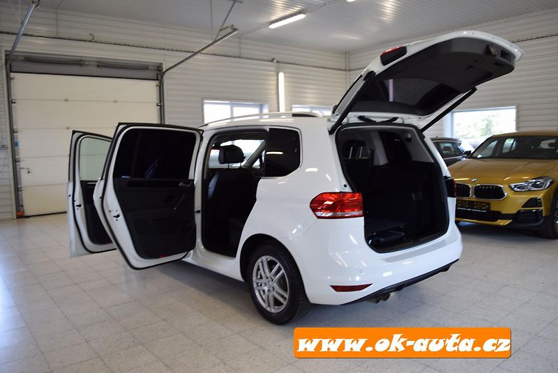 Volkswagen Touran 2.0 TDI HIGH. 7 MÍST 61 000 KM - fotka 23 z 52