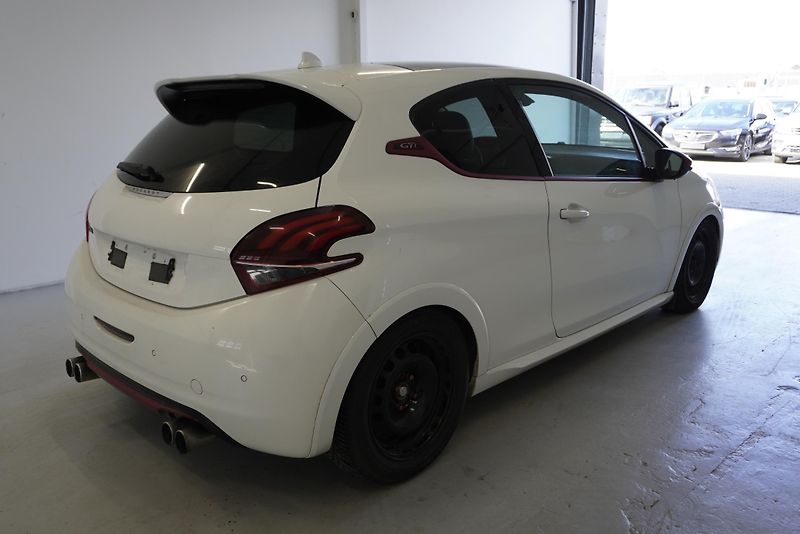 Peugeot 208 1,6 GTI 147kW THP - fotka 5 z 29