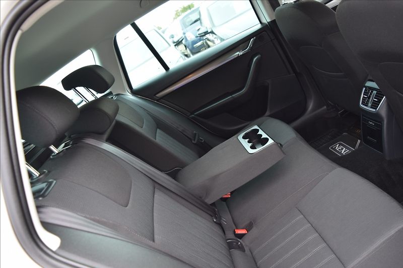 Škoda Octavia 1,6 TDI 85kw ALU KLIMA TAŽNÉ - fotka 27 z 48