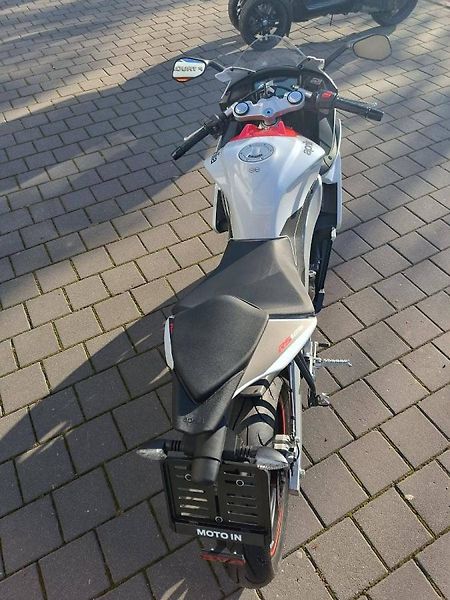 Aprilia RS 125 (2025) Kingsnake White (sleva 10.000. - fotka 8 z 11