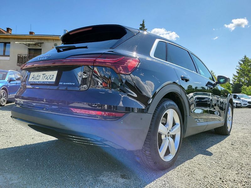 Audi e-tron 55 Quattro 300kW ČR 1.majitel - fotka 39 z 50