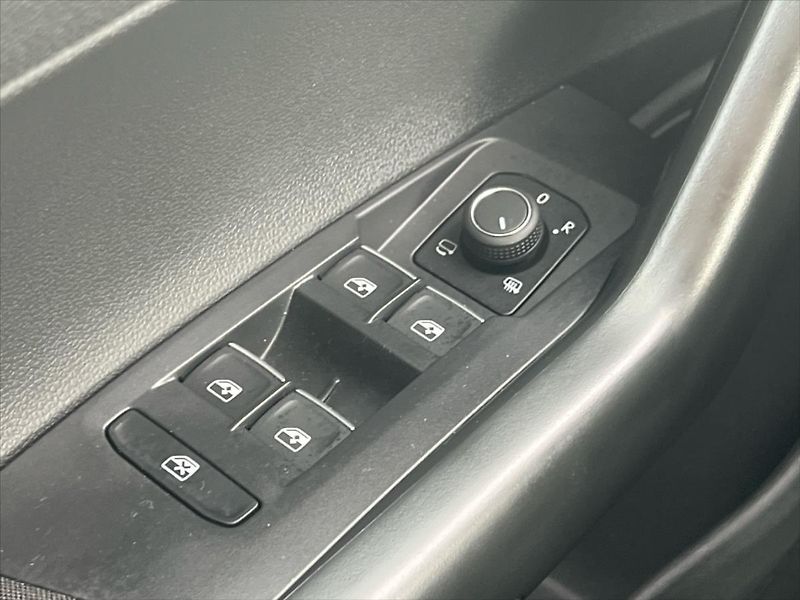 Volkswagen Polo 1,0 TSi 81kW 7DSG R-LINE - fotka 20 z 26