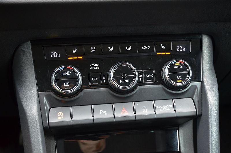 Škoda Karoq (2018) 1.6 TDi 85kW DSG STYLE /CANTON - fotka 25 z 41