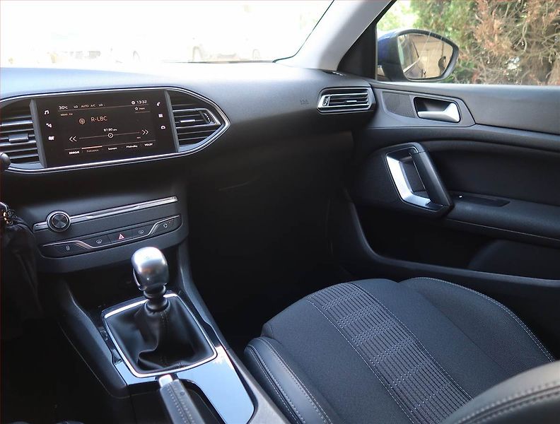 Peugeot 308 (2018) Active Pack 1.2 PureTech - fotka 8 z 17