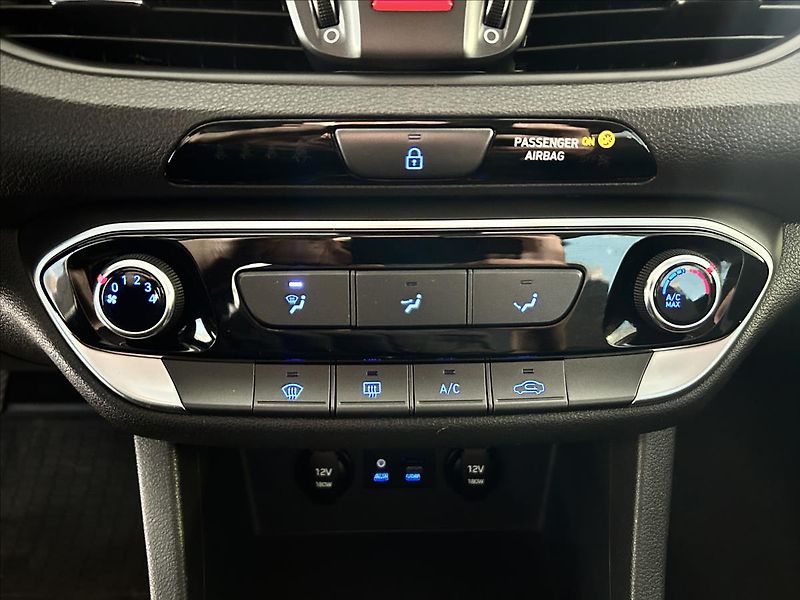 Hyundai i30 1,0   TGDI 88kW,FASTBACK,ČR,1. - fotka 16 z 22