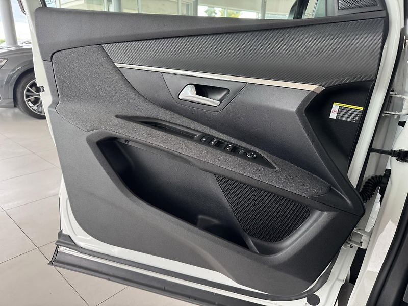 Peugeot 5008 1,2PT AUT*96kW*REZERVACE! - fotka 28 z 35