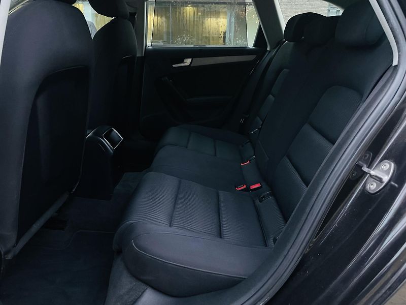 Audi A4 2.0TDI MANUÁL SENZORY NAVI - fotka 30 z 44