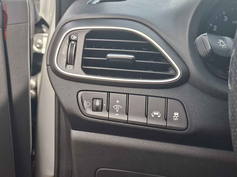 Hyundai i30 (2018) 1.4 TGDi, 2.maj,ČR, AC, tempo - fotka 13 z 19