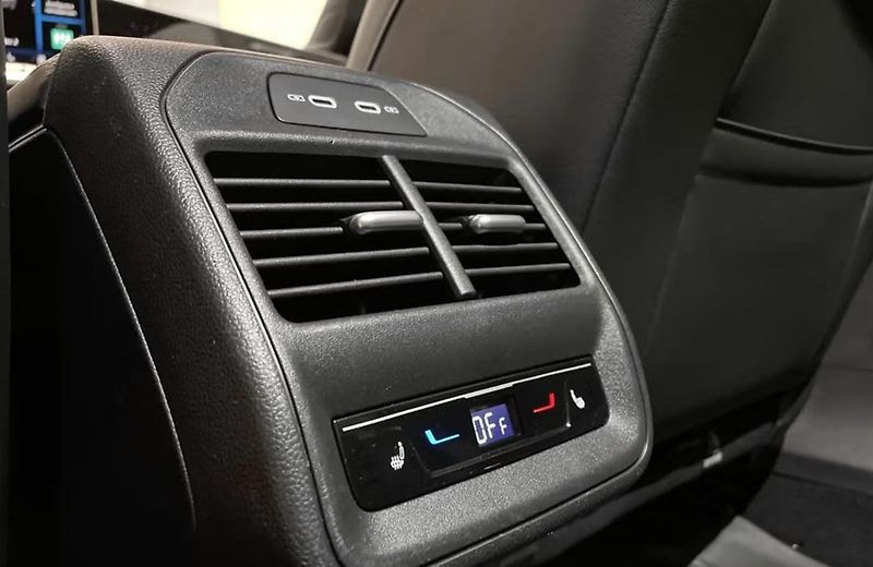 Volkswagen Passat Variant 2.0 TDI 4M R-Line Masáž Tažné - fotka 11 z 14