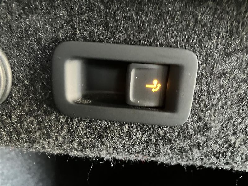 Volkswagen Passat 2,0 TAŽNÉ, KEYLESS, EL.KUFR - fotka 33 z 36