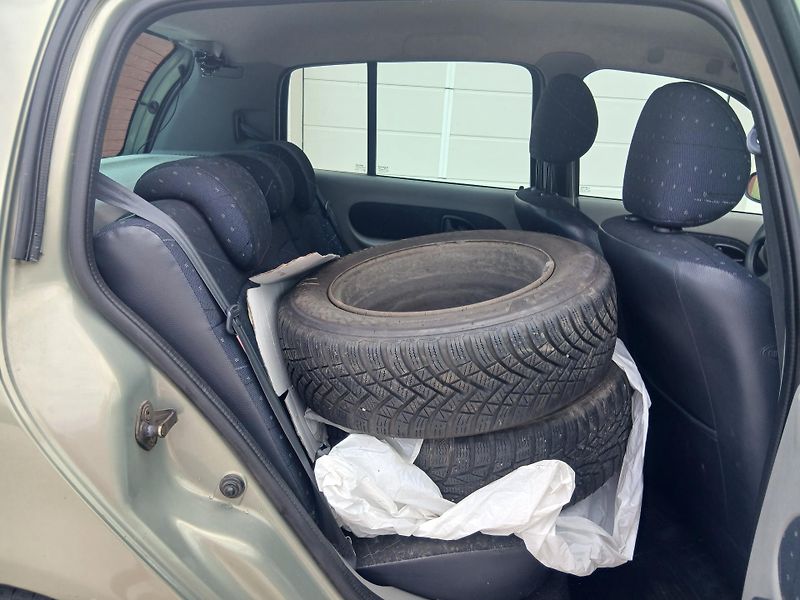 Renault Clio 1.2i ČR +sada kol - fotka 13 z 27