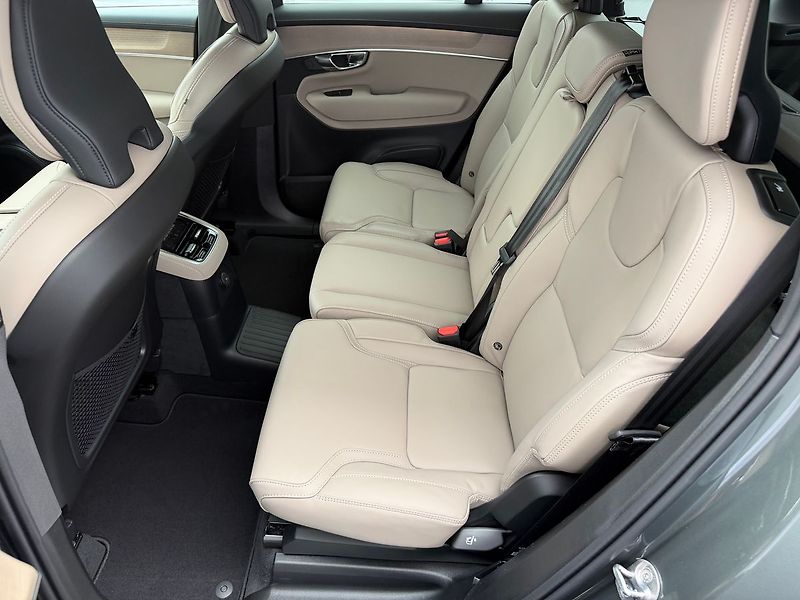 Volvo XC90 (2026) PLUS DARK T8, VZDUCH, VENTILAC - fotka 13 z 24