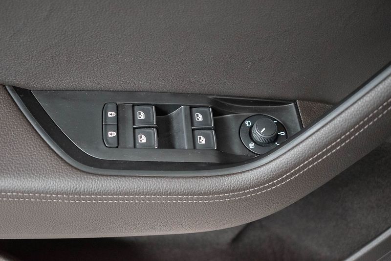 Škoda Superb 2.0 TDI L&K*2xKOLA*DSG*ACC*ČR* - fotka 19 z 42
