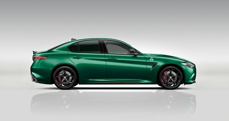 Alfa Romeo Giulia (2026) Quadrifoglio 2.9 V6 BiTurbo 52 - fotka 2 z 6